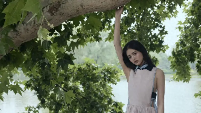 古城林间藏绿意 雪野时尚大片衬出原生少女气