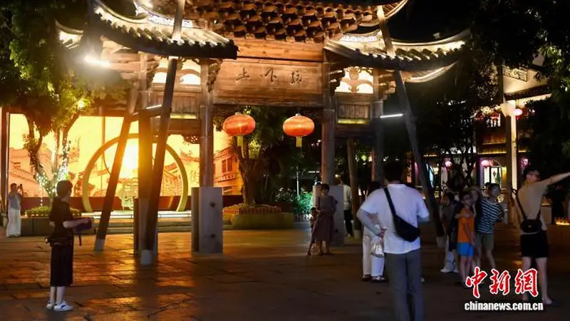 榕城上下杭古巷 华灯夜染满是闽都烟火文艺气