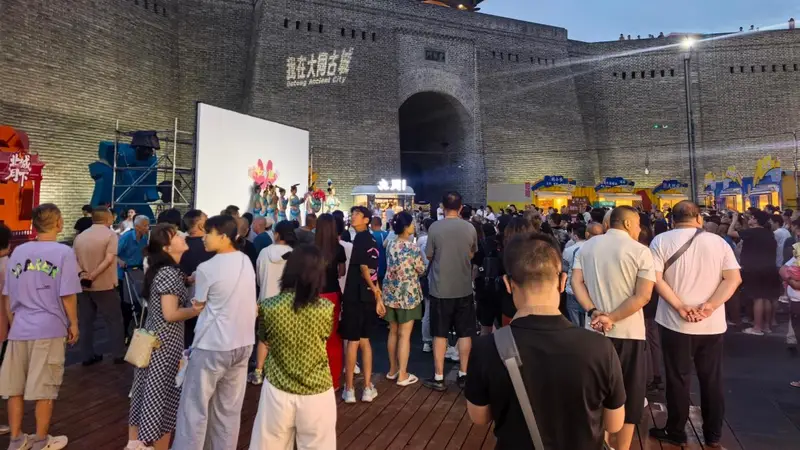 山西大同：瓮城市集解锁古城夜游新玩法