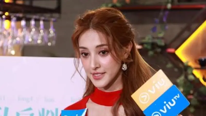 女演员带孩子看电影，孩子兴奋叫出声，散场后被观众淋奶油