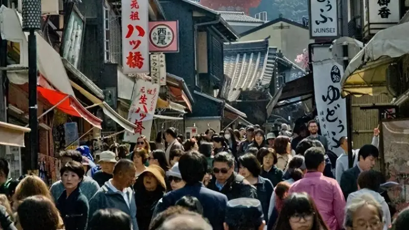 赴日游客腰斩，日本各项遇急！这时候，高市早苗开始讲道理了
