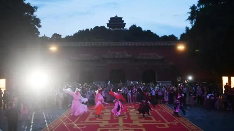 视点｜沉浸式夜游，景山公园推出《中轴长明之景山奇喵夜》