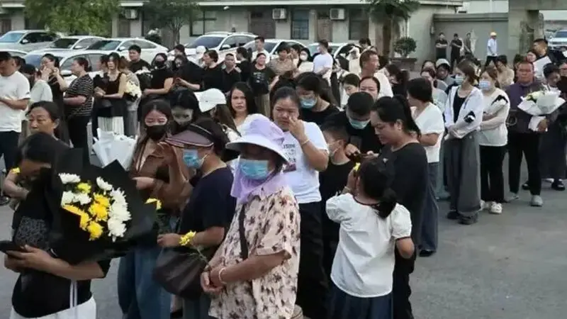 39岁儿科医生心脏骤停离世，近千名患儿家属赶来送别，众多网友发文悼念，妻子回应：他两个微信共两万多好友，每晚挨个回复到凌晨