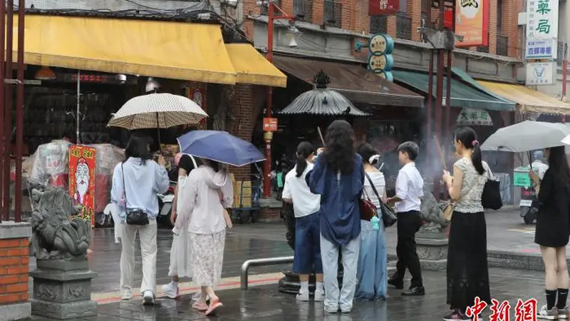 （台湾写真）一个七夕两样情：雨中拜月老，古礼贺成年