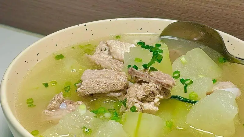 冬瓜排骨汤够不够鲜醇，汤底很关键，教你饭馆不外传的步骤，汤清肉香