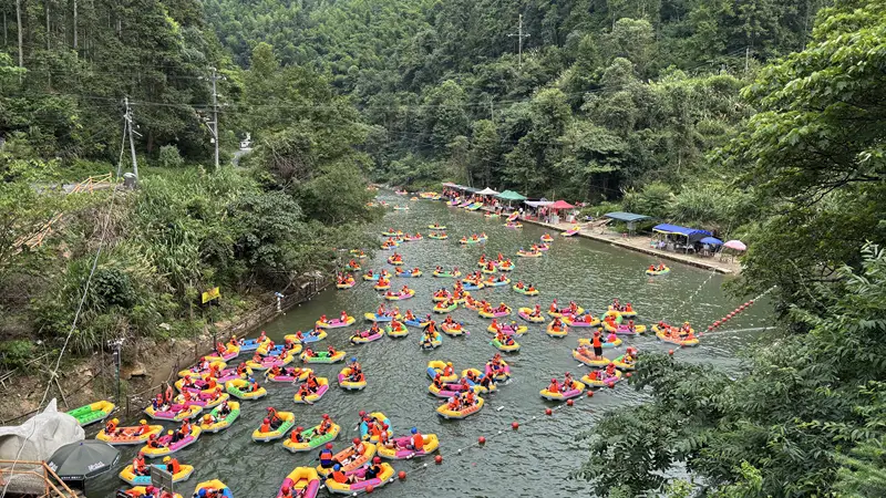 湖南平江：碧水穿村过 客从山外来