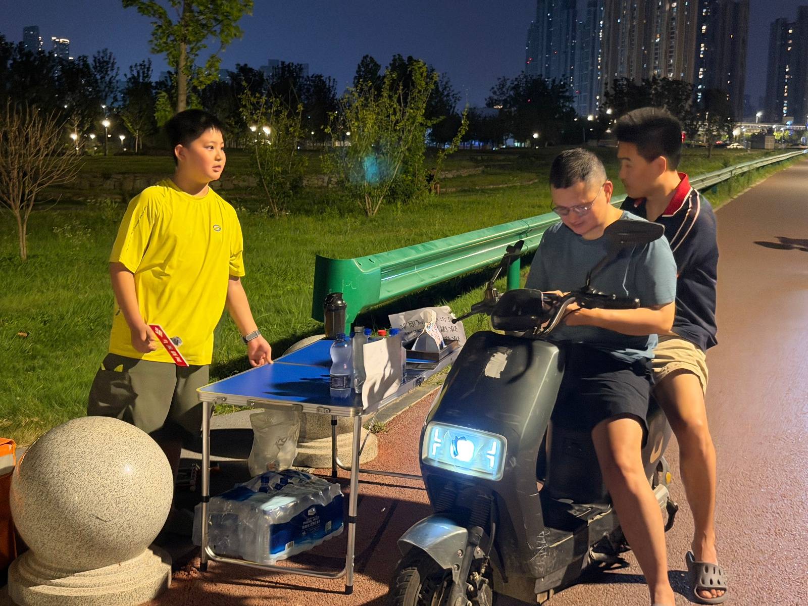 10岁“小孩哥”暑期摆摊卖水反亏80元，父亲：目的不为赚钱，锻炼计算与沟通能力