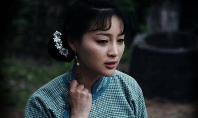 原创不听母亲劝阻，她27岁嫁45岁老头，成婚115天，狼狈离婚