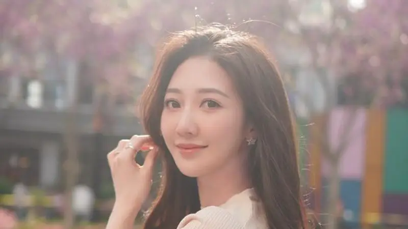6月29日：TVB女星嫁富二代后，日子过得相当富贵，带女儿坐商务舱出游，尽显精致富贵好状态