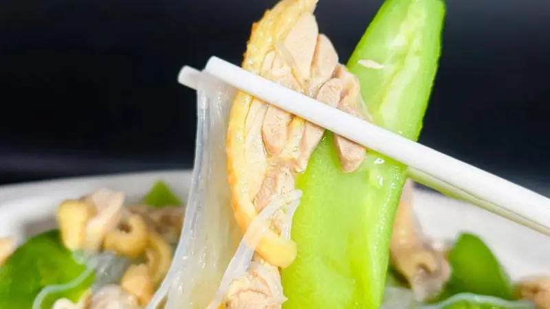 丝瓜和它俩更绝配，后悔没早发现！简单一烧满口鲜爽、好吃到连汤汁也不剩，天热没胃口就来这一锅