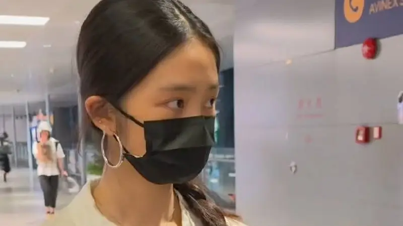 黄磊女儿独自现身机场 简约穿搭帅气又文艺