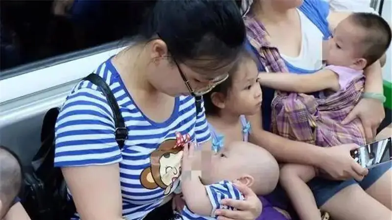 新手妈妈地铁喂奶遭指责,大妈霸气回怼:谁不是妈妈喂大的