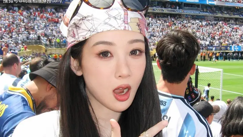 杨紫换了新造型美到认不出!戴真丝头巾穿搭在线,氛围感拉满!