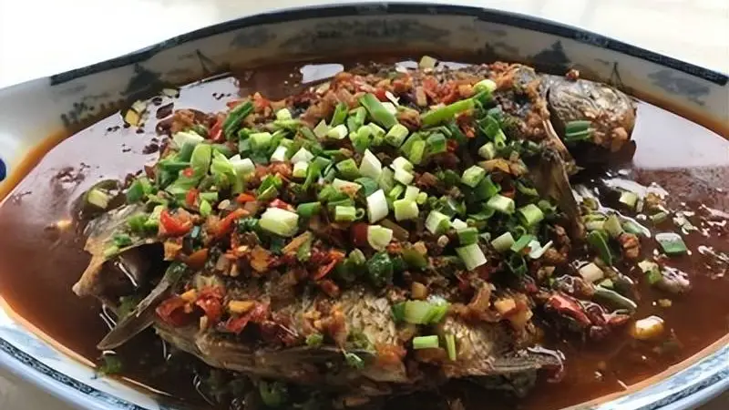 广丰豌豆烧鲫鱼:饶帮菜的鲜香酥软之绝