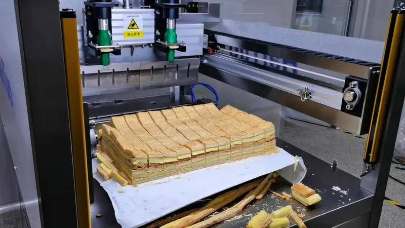 告别酥皮崩碎！超声波蛋糕切割机冷切工艺加工拿破仑千层酥