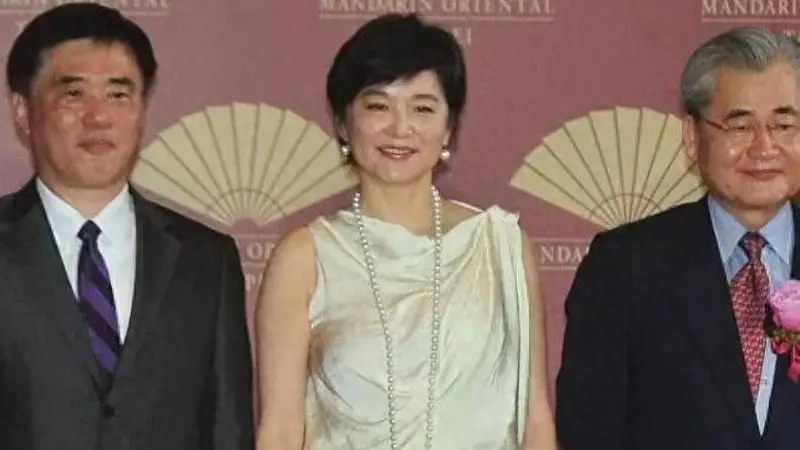林青霞剪了超短发减龄20岁,穿白色连衣裙亮相,一看就是有钱太太