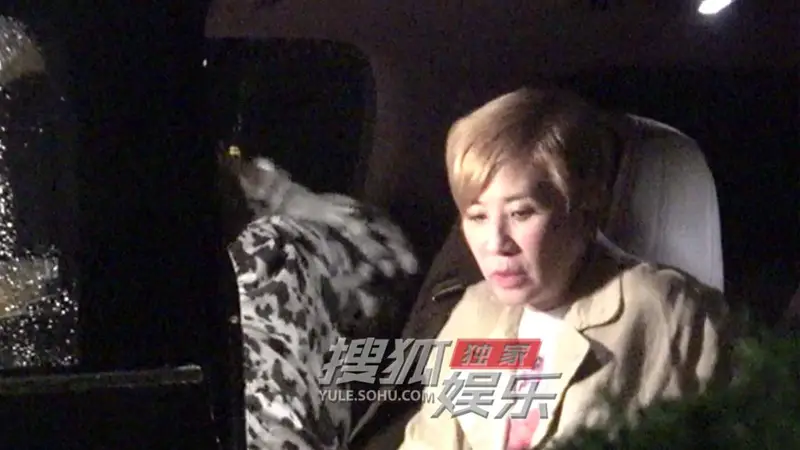 吴君如深夜收工返回酒店 行程紧凑依旧神采在线