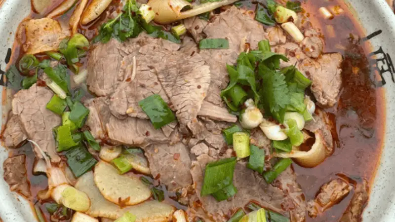 淮南牛肉汤浓香四溢配清爽丝满碗饱腹暖心扉
