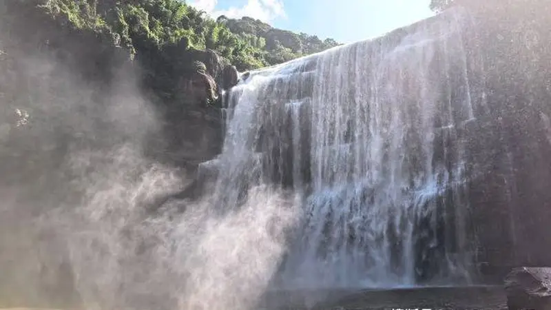 赤水丹霞山水间 古城里藏着被时光雕琢的赤色瀑鸣