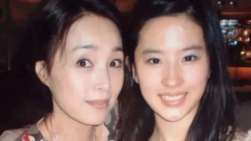 刘亦菲早年跟小姨合影,无美颜滤镜的年代,小姨竟比妈妈还漂亮!