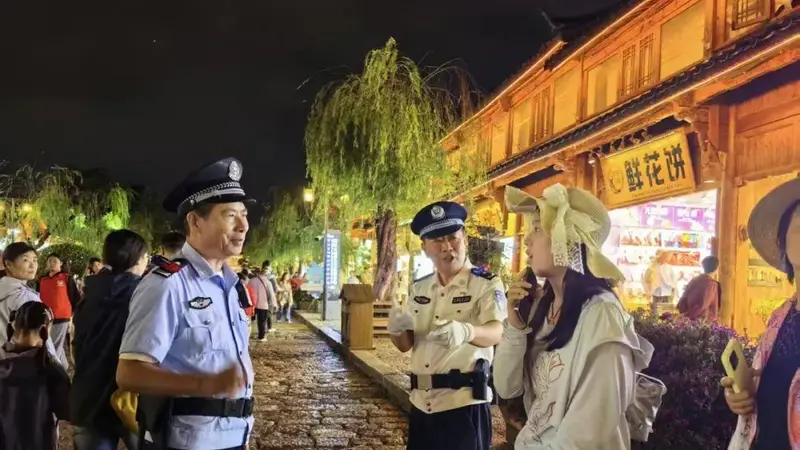安全感拉满！游客丽江古城偶遇“白衬衣”警察巡逻执勤