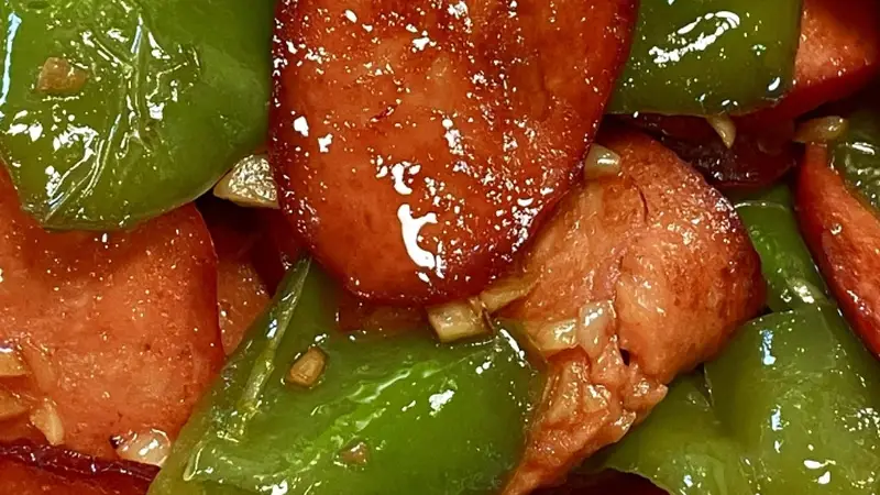 红肠炒辣椒：一道让你筷子停不下来的快手菜！