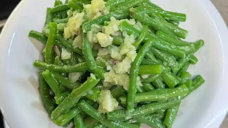 古城烟火里的清凉滋味 3步搞定蒜泥豆角的夏日文艺吃法