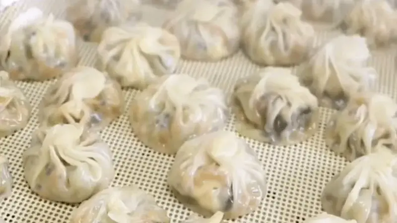 古城烟火里的晨味巧思：不用和面的素馅小蒸包，一口裹尽蔬鲜