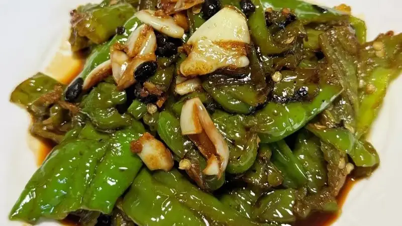 豆豉焖青椒：一口入魂的家常下饭神器，做法简单到惊艳