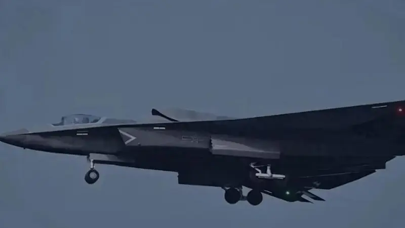 作战半径超4000公里，3内置弹舱无人机指挥，歼-36定义新空战规则