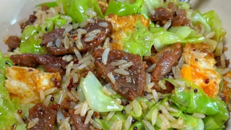 包菜牛肉焖饭,肉香菜甜一锅焖出家常踏实滋味