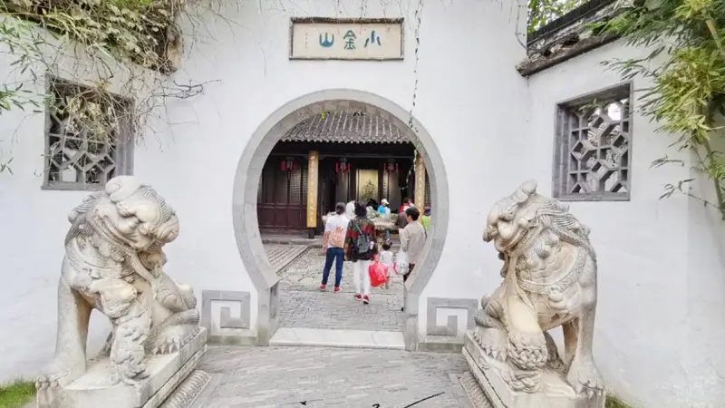 江苏扬州瘦西湖“最萌网红”？这对歪头石狮子，把游客都逗笑了
