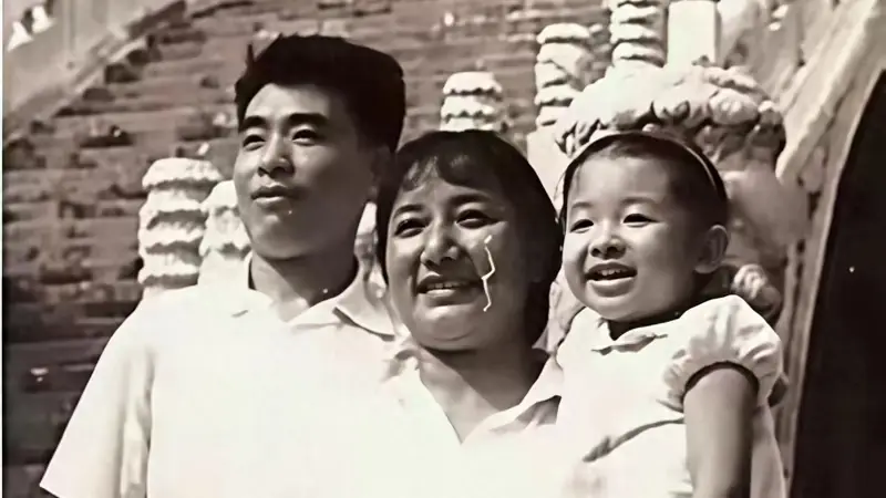 70年代,韩红童年和父亲韩德江、母亲雍西出门游玩,一张温馨合影