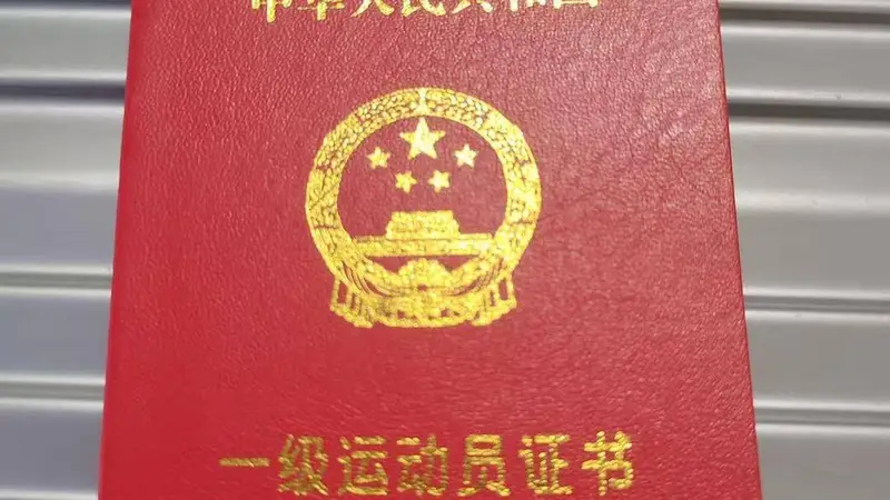 紫牛头条｜景区 NPC 与游客互动掰手腕致骨折，自己垫付医药费后被游客拉黑