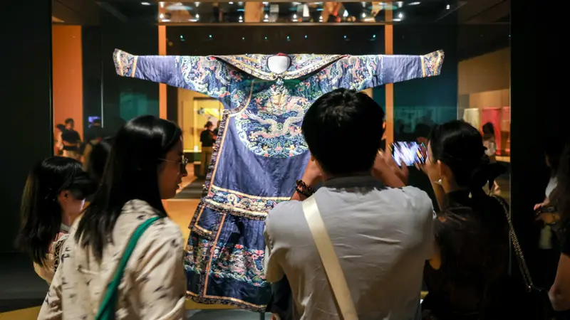 又一博物馆顶流IP抵沪：故宫织绣珍品现中式高定风华