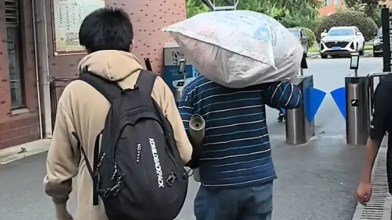 极目深度丨8个鸡蛋、100道弯、先天足疾和看不见的母亲:一对湖南乡村父子的高考