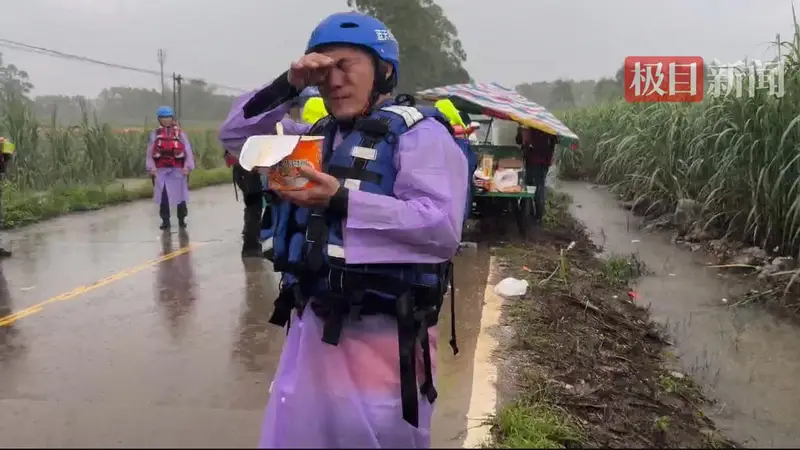 贵港救灾一线救援人员在大雨中吃泡面充饥，当事人：忙了一通宵，早上才吃东西顾不上下雨