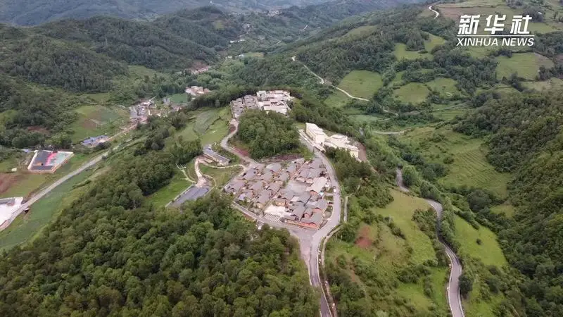 四川昭觉县：大凉山彝族村寨旧貌换新颜
