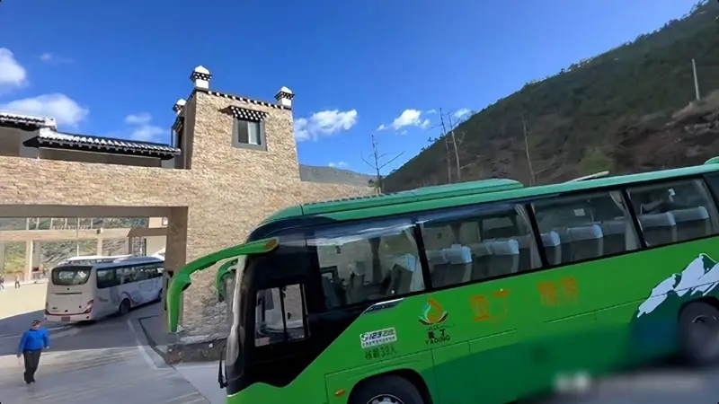 景区高墙圈地敛财 评级贷款负债透支