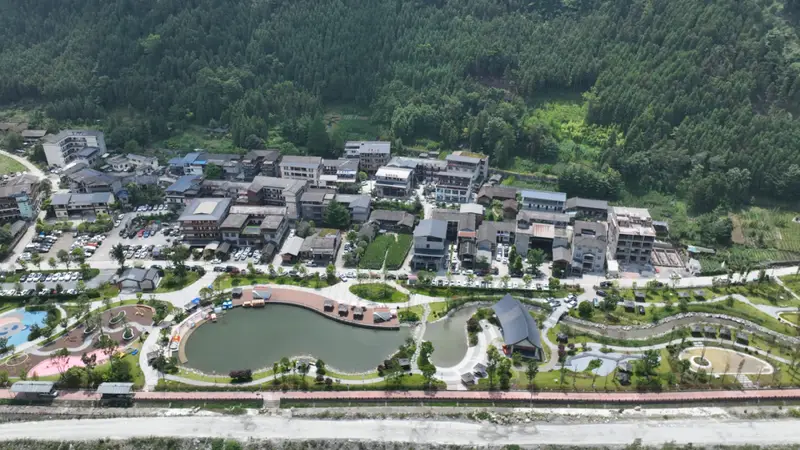 芦山大川镇“凉经济”火爆吸引游客