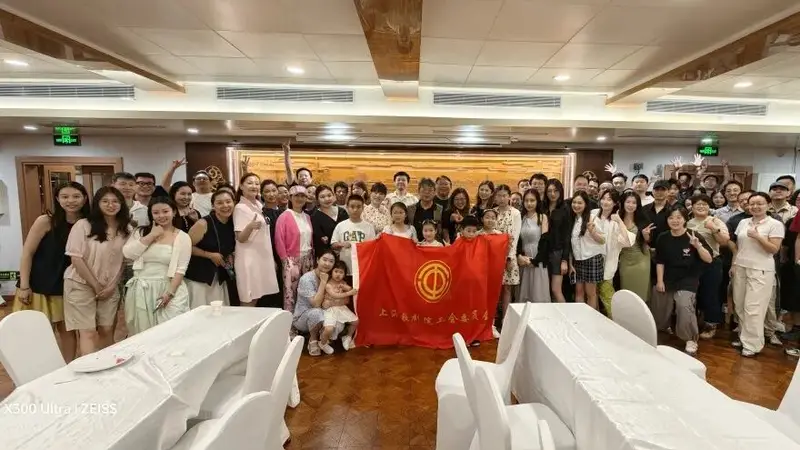 江风拂夏悦暖人心,浦江同游凝聚合力