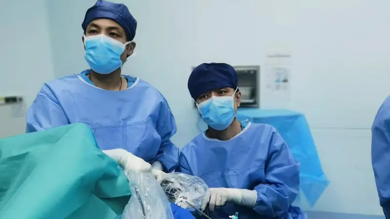 古城深圳以医心守护新生命 医护团队用微创精细技艺为巴掌宝宝重铸生机