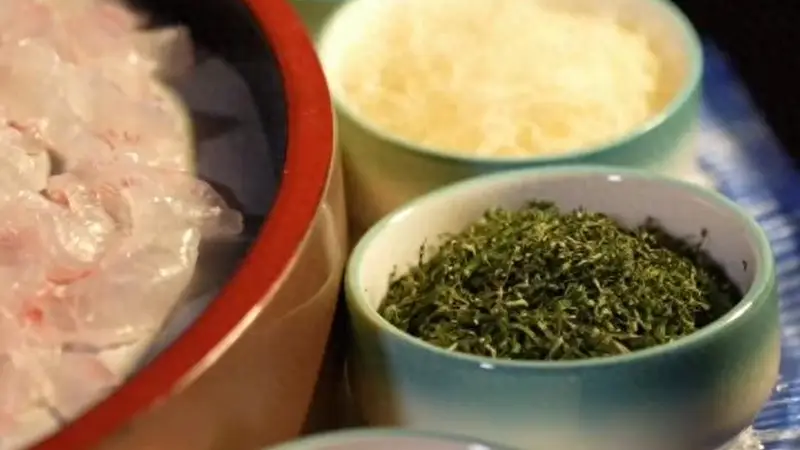 八宝鱼生：薄如蝉翼的鱼片，遇上八重滋味的暴击