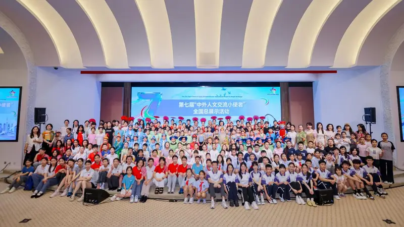 7月沪上古城间的文艺盛会 第七届中外人文交流小使者全国总展示在复旦启幕