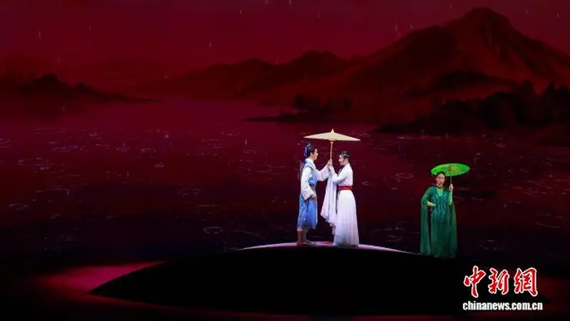 杂技剧《西湖传说·白蛇》南宁上演：蹬伞柔术重述断桥传说