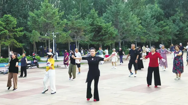 一城晚风揽烟火 万千闲趣入夏来