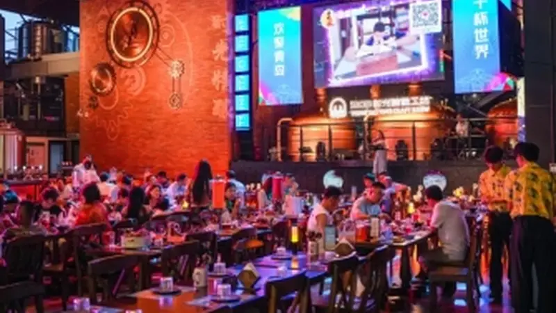 青岛西海岸金沙滩啤酒城 巴伐利亚木屋间的夏夜狂欢 美食与鲜酿交织的文艺休闲地