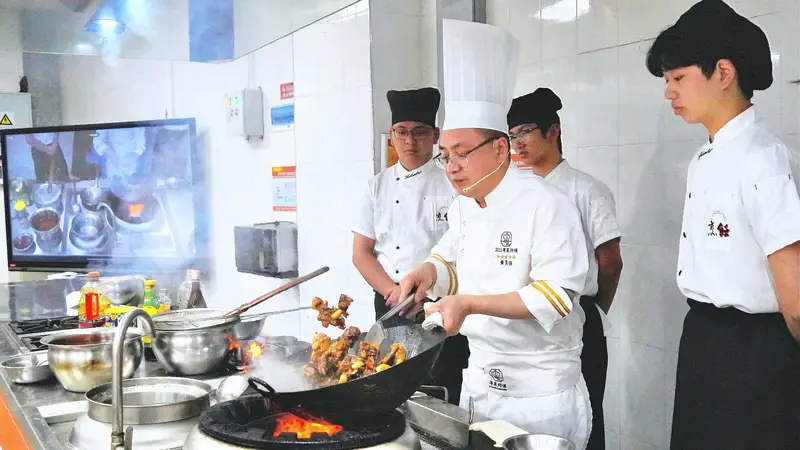 二十五载匠心烹粤味，黄勇强以技传香走向山海 | 粤菜师傅成长故事