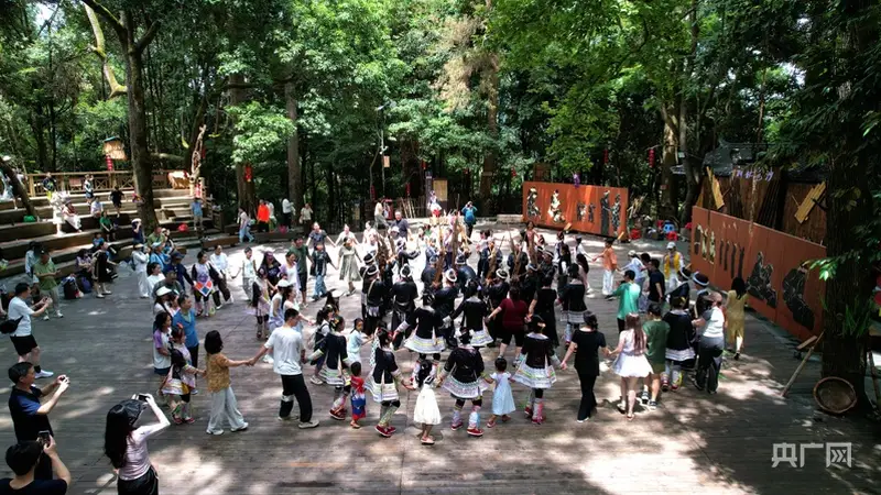 多彩民俗添活力！贵州从江岜沙苗寨文旅热度持续升温