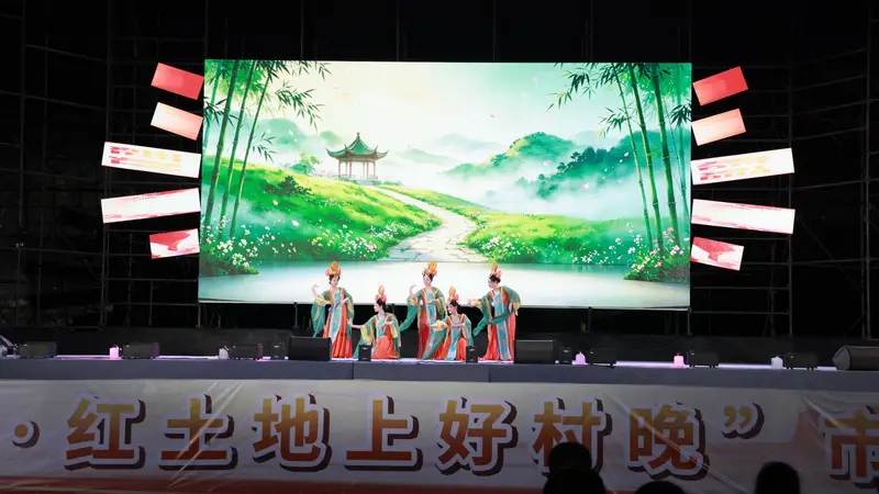 仙女湖夏夜燃情绽放 红土地上的乡晚流淌古城文化温煦